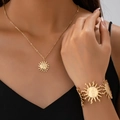 Goldenes Schmuckset mit Halskette und Armreif im polierten Sonnenstrahl-Design für Damen - Goldenes Armreif- und Ring-Set