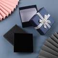 Scatola regalo per gioielli blu navy con nastro bianco Crystal Jewelry - 7x7x4.5cm (Spugna inclusa) / Blu (A3450)