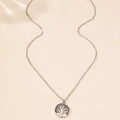 Dettaglio del ciondolo albero della vita argento vintage su una catena a maglie classica - Argento Bianco