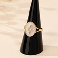 Elegante anello a tulipano in smalto dorato con rilievo floreale su supporto nero - Bianco perla