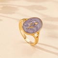 Dettaglio macro dell'anello a tulipano dorato con smalto viola e design traforato - Lavanda