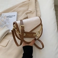 Bolso silla chic crema con grabado de cocodrilo, borde marrón y cadena dorada - Blanco & Caqui
