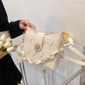 Elegante borsa beige trapuntata con catena in seta e fibbia in legno decorativa - Bianco Sporco