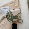 Bolso montura crema y verde salvia con textura de cocodrilo y detalle de cadena oro - Blanco & Verde