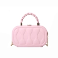 Sac à main boîte rose à texture ondulée, bandoulière chaîne dorée et anse tressée - Rose