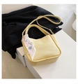 Minimalistische hellgelbe Beuteltasche mit Litschimuster und bedrucktem Seidenschal - Hellgelb