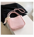 Rosafarbene Eimertasche mit Lychee-Struktur, Griffen, Umhängeriemen und Seidenschal-Deko - Rosa