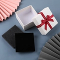 Scatola regalo quadrata bianca per gioielli con nastro rosso e inserto in spugna nera - 7x7x4.5cm (Spugna inclusa) / Bianco (A3456)