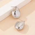 Boucles d'oreilles goutte en argent poli au design minimaliste sur support blanc - Or Blanc