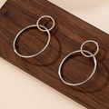 Minimalistische silberne geometrische Doppelreifen-Ohrringe mit strukturierten Metallringen - Weißgold