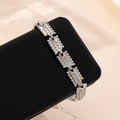 Minimalistisches silbernes Gliederarmband mit strukturierter Oberfläche auf Display - Weißgold