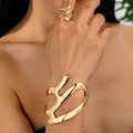 Onregelmatige gouden manchetarmband en ring set met modern geometrisch vloeiend design - Armband + Ring / Gouden 2-delige Set