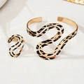 S-förmiges Schmuckset mit Leopardenmuster bestehend aus offenem Goldarmreif und Ring - S-Förmiges Leopard-Print Zweiteiliges Set