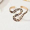 Eleganter goldfarbener S-förmiger Armreif mit Leopardenmuster für modische Damen - Einzelnes S-Förmiges Leopard-Print-Armband
