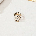 Eleganter goldener S-förmiger Wellenring mit Leopardenmuster auf minimalistischem Stoff - Einzelner S-Förmiger Leopard-Print-Ring