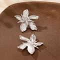 Boucles d'oreilles fleurs en argent chic avec texture de pétales et style minimaliste - Or Blanc
