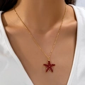 Elegante collana con ciondolo a stella marina in smalto rosso e oro per uno stile marino chic - Borgogna