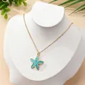 Elegante collana a catena dorata con ciondolo a stella marina in smalto azzurro su display - Blu Chiaro