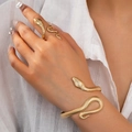 Set alla moda con bracciale e anello a forma di serpente dorato con trama a scaglie su modella - Set da 2 Pezzi Oro