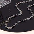 Dettaglio di una collana a catena a graffetta argento con maglie minimaliste e finitura liscia - Argento