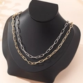 Set di collane a catena a graffetta in oro e argento su un busto nero - Giallo Oro + Bianco Argento