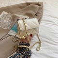 Beige Stepp-Umhängetasche mit goldener Kette und verstellbarem Metallkugel-Verschluss - Klein / Beige
