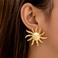Pendientes de sol vintage dorados de gran tamaño con cara personificada y rayos de mujer - Dorado