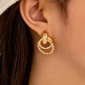 Elegante goldene gedrehte Creolen mit poliertem Doppelring-Design für Damen - Goldgelb