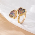 Verstellbarer goldener Ring mit zwei Herzanhängern gefüllt mit bunten Pailletten - Bunter Glitzer Doppelherz-Stil