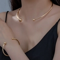 Set minimalista di girocollo e bracciale rigido dorato con sfere per un look elegante - Giallo Oro