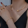 Minimalistische gouden sieradenset met open halsketting, armband en ring met bollen - Goudgeel