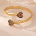Verstellbarer goldener Herzarmreif mit buntem Glitzer-Inlay und minimalistischem Design - Pailletten-Herz