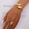 Minimalistische gouden slangachtige ring en armband sieradenset getoond op model - Gouden Armband en Ring Set