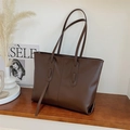 Große dunkelbraune Leder-Tote-Bag mit Längsnähten und schmalen Schultergurten für Damen - Braun