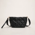 Bolso tipo cubo acolchado negro con detalles dorados y correa ancha - Negro