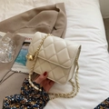 Beigefarbene kleine quadratische Tasche mit Steppmuster und goldener Kette - Groß / Beige