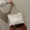 Minimalistische cremeweiße Leder-Einkaufstasche mit großen Maßen und Ziernähten - Weiß