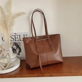 Minimalistische große dunkelbraune Leder-Tote-Tasche mit langen Schultergurten für Damen - Braun