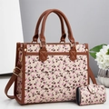 Détail du sac cabas à motif cerises avec porte-cartes et boucles dorées - Abricot