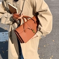 Borsa a spalla vintage marrone caramello in pelle testurizzata con fibbia a scatto dorata - Marrone