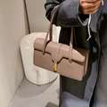 Borsa a spalla cachi minimalista con chiusura dorata e doppi spallacci portata a mano - Cachi scuro