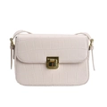 Elegante borsa a tracolla beige con trama a coccodrillo e chiusura dorata su sfondo bianco - Bianco