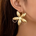 Auffälliger goldener 3D Blumenohrstecker mit fünf Blütenblättern und Hochglanz-Metall-Finish - Goldgelb