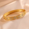 Detailansicht des goldenen Kleeblatt-Armreifs mit Zirkonia-Besatz und Hochglanz-Finish - Gold
