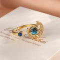 Detailansicht des Stern und Mond Rings mit blauem Sandstein in goldener Optik - Goldener Sternenhimmel Offener Ring (EP2350)