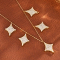 Luxuriöse goldene Halskette mit vierzackigen Sternanhängern und Mikro-Zirkon-Besatz - Gold