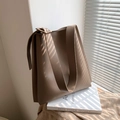 Bolso tote minimalista de cuero marrón café con correa ancha y ajustable - Caqui