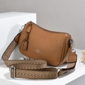 Borsa a tracolla marrone in pelle con logo a cuore e ampia tracolla decorata - Giallo ocra