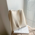 Bolso tote grande y minimalista en cuero mate blanco crema con correa ancha - Blanco Roto