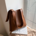 Bolso de hombro grande de cuero mate marrón con correa ancha y hebilla cuadrada - Marrón